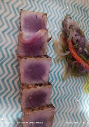 Una foto de Tataki de atún (yellow fish)