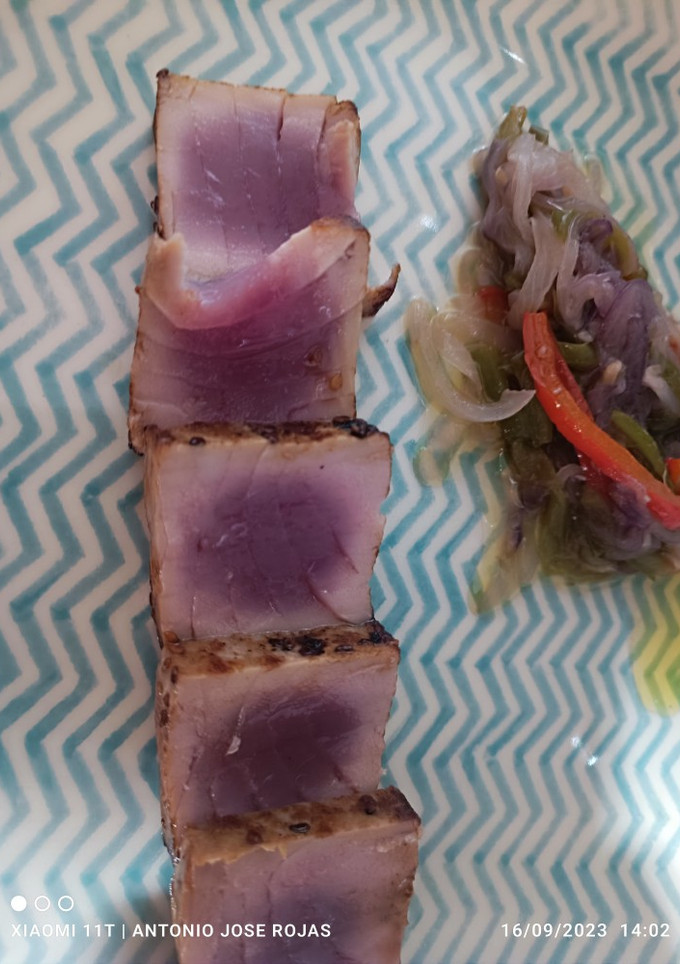 Una foto de Tataki de atún (yellow fish)