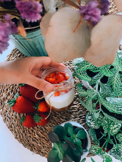 Una foto de Cheesecake fit con fresas en vasito