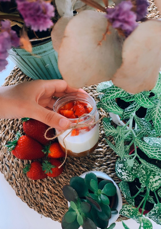 Una foto de Cheesecake fit con fresas en vasito