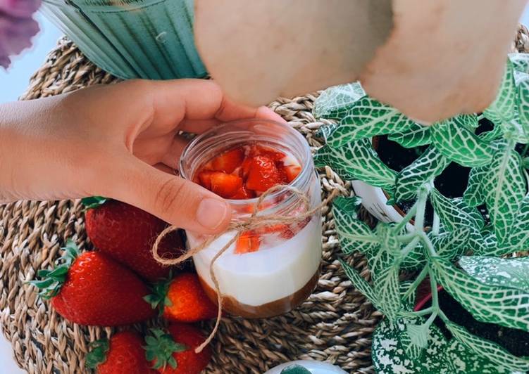 Cheesecake fit con fresas en vasito