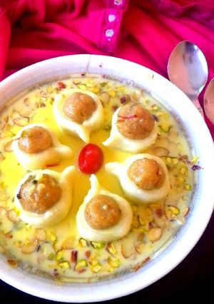 A picture of Mawa doodh farra diye With kesariya rabdi.