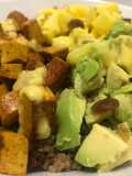 Quinoa con aguacate, mango y tofu marinado