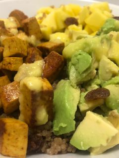 Una foto de Quinoa con aguacate, mango y tofu marinado