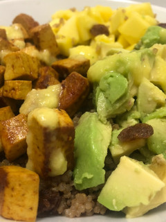 Una foto de Quinoa con aguacate, mango y tofu marinado