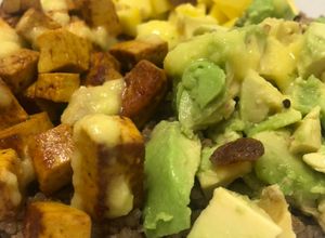 Foto principal de Quinoa con aguacate, mango y tofu marinado