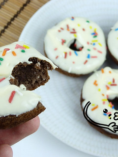 Una foto de Rosquillas de oreo cubiertas de chocolate blanco