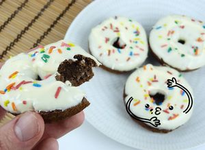 Foto principal de Rosquillas de oreo cubiertas de chocolate blanco