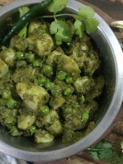 स्पाइसी धनिया आलू मटर (Spicy dhaniya aloo matar recipe in Hindi) रेसिपी मुख्य फोटो