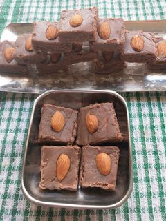 કોકો આલમંડ બરફી (Coco Almond Barfi Recipe In Gujarati) રેસીપી મુખ્ય ફોટો