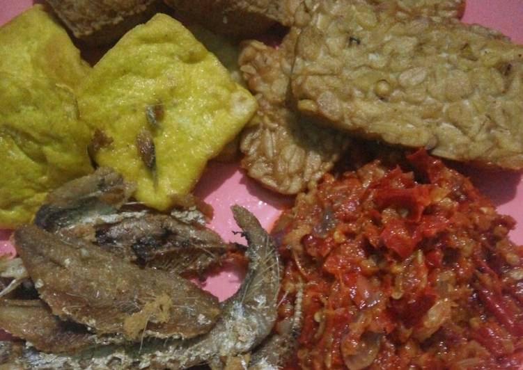 Menu tanggal tua bahagia : Sambel bawang dan teman2nya