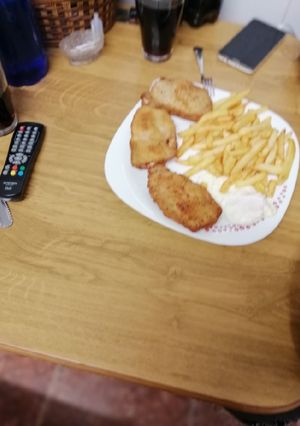 Una foto de Patatas fritas, huevo y libritos