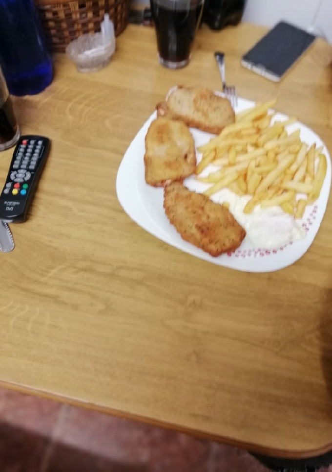 Una foto de Patatas fritas, huevo y libritos