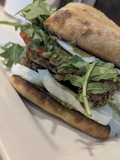 Sanduíche de falafel com mozzarella