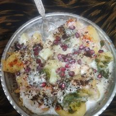 A picture of Dahi bhalle chat.