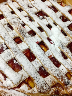 Una foto de Tarta de hojaldre con nectarinas y ciruelas