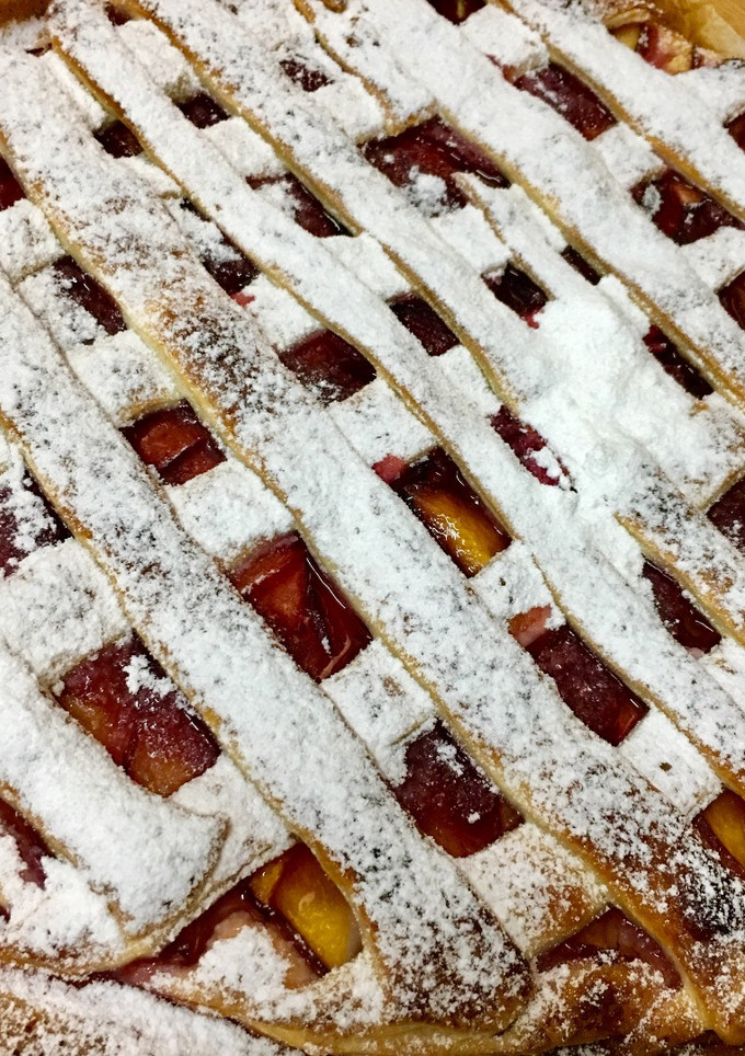 Una foto de Tarta de hojaldre con nectarinas y ciruelas