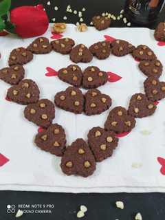 कोकोनट चोको हार्ट कुकीज़ (coconut choco heart cookies recipe in hindi) रेसिपी मुख्य फोटो