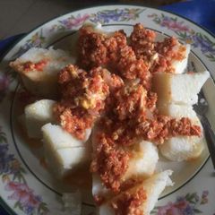 A picture of Boiled yam with egg sauce.