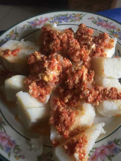 A picture of Boiled yam with egg sauce.