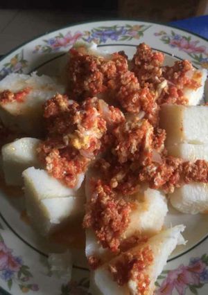 A picture of Boiled yam with egg sauce.