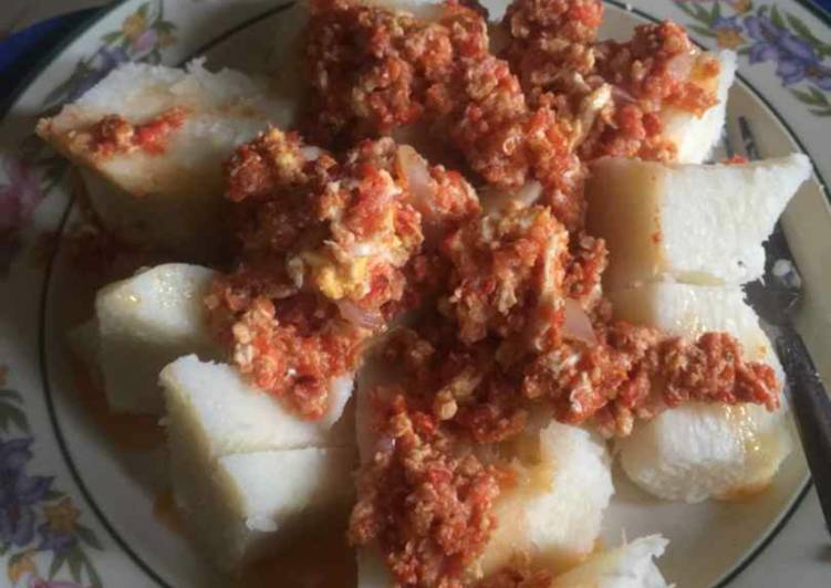 Boiled yam with egg sauce