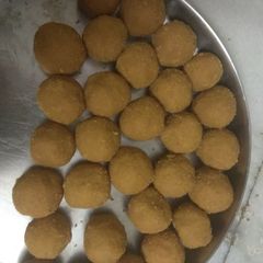 A picture of Besan ke ladoo.