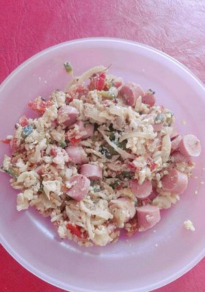 Una foto de Arroz con verduras salteadas y salchichas