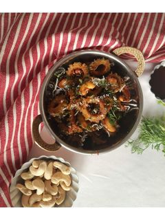 कारल्याच्या कुरकुरीत चकत्या भाजी (Bitter gourd Bhaji Recipe in Marathi) रेसिपी चे मुख्य फोटो