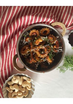 कारल्याच्या कुरकुरीत चकत्या भाजी (Bitter gourd Bhaji Recipe in Marathi) रेसिपी चे मुख्य फोटो