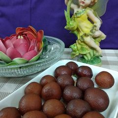 A picture of Gulab jamun.