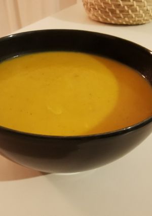 Une photo de Soupe de butternut au lait de coco et curry 🥣