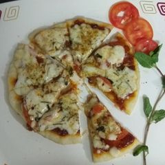 A picture of Tomato Basil Thin Crust Pizza.