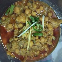 A picture of Murgh Cholay.