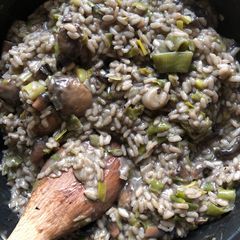 A picture of Simple mushroom and leek risotto.