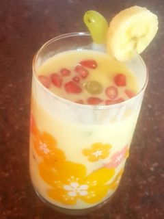 फ्रूट कस्टर्ड (Fruit custard recipe in Hindi) रेसिपी मुख्य फोटो
