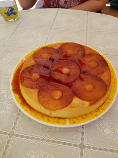 Una foto de Flan de huevo con piña en su jugo y volteado de galletas María