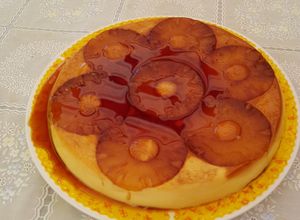 Foto principal de Flan de huevo con piña en su jugo y volteado de galletas María