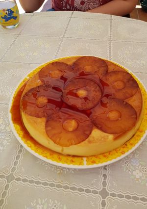 Una foto de Flan de huevo con piña en su jugo y volteado de galletas María