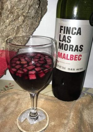 Una foto de Vino tinto con manzana en brunoise