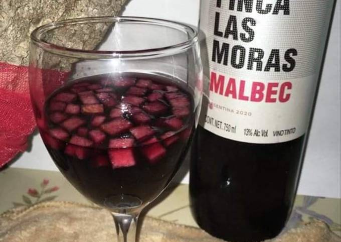 Vino tinto con manzana en brunoise Receta de Getsemani Mendez- Cookpad