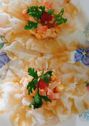 Hình của món Bánh tráng chiên xúc salad rau củ.