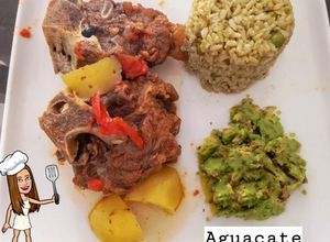 Una foto de Arroz integral de espinaca con guisado de costilla de res