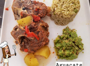 Una foto de Arroz integral de espinaca con guisado de costilla de res