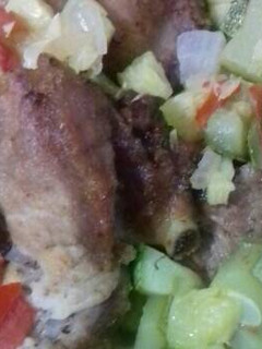 Una foto de Costillita de cerdo con calabacitas 🐷🐖🍖