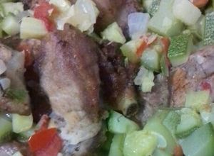 Una foto de Costillita de cerdo con calabacitas 🐷🐖🍖