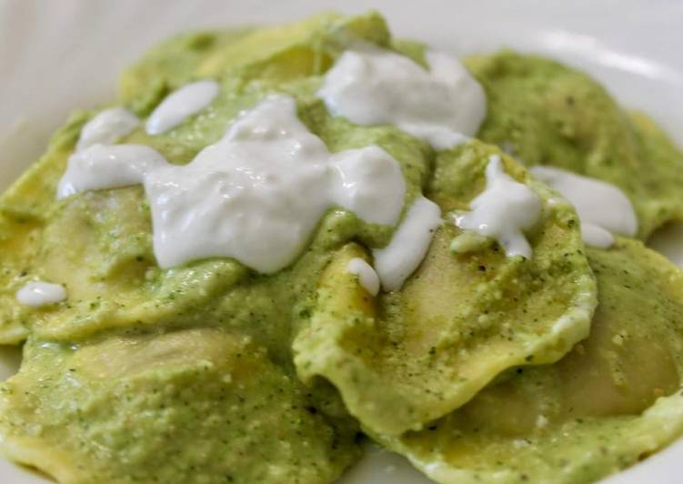 Ravioli con crema di zucchine e burrata