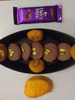 ચોકલેટ વિથ મેંગો પેંડા (chocolate with mango penda) રેસીપી મુખ્ય ફોટો
