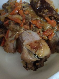 Una foto de Muslos de pollo con dátiles y un toque de naranja