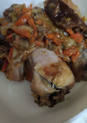Una foto de Muslos de pollo con dátiles y un toque de naranja